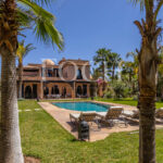 Villa d'exception au style arabo-andalou nichée dans son parc botanique